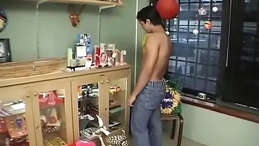 Play'de üç genç vücut