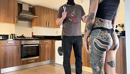 Tamirci onu düzeltmek veya yumruk sokması için tuzak kurdu