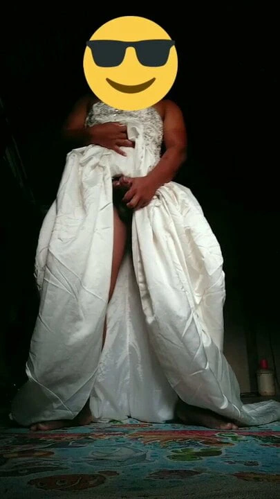 Bir gelinlik içinde crosserdresse mastürbasyon