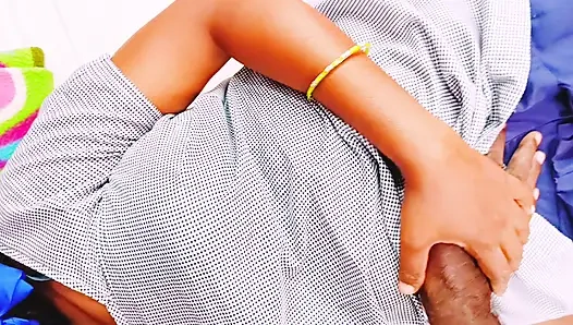 Hintli üniversiteli kız ilk kez komşu üvey oğlu Telugu ile edepsizce konuşuyor.