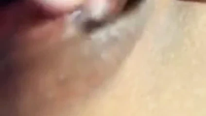 Filipinli Jenny seviyor oynama ile ona ıslak kedi