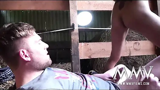 Asyalı güzel kadın ahırda sikiliyor