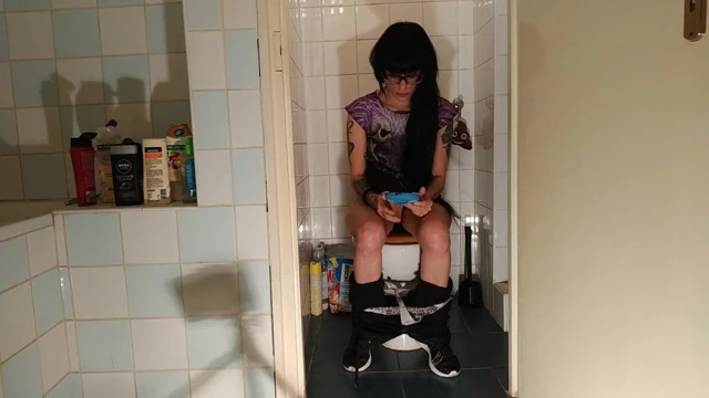 Seksi goth genç çiş yaparken telefonu pt1 hd ile oynarken
