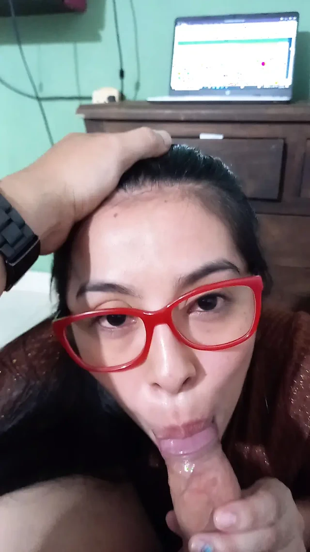 Karısı evde yokken komşumun testislerini boş bırakmayı seviyorum.