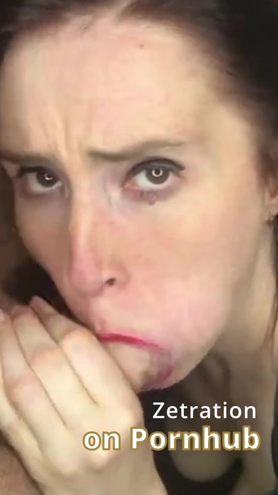 Kırmızı rujlu güzel esmer kadın diliyle oynuyor ve kaba şeyler söylüyor