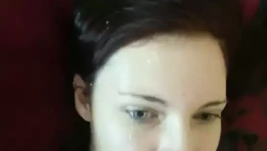 Jeune coquine se laisse visiter le cul