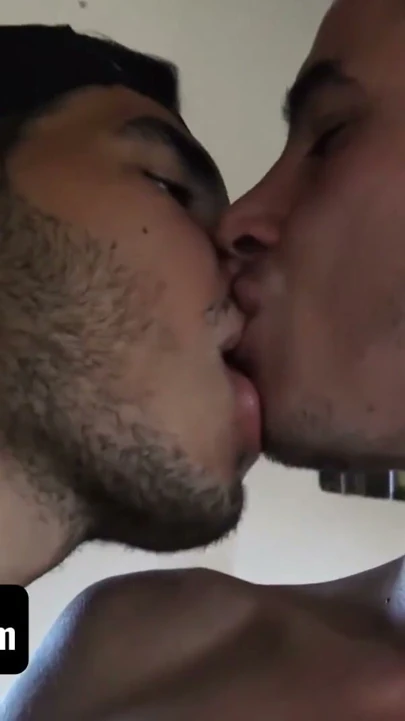 Latin Leche - Sevimli Latin Twink benim ve yeni arkadaşımın siklerini ağzına alana kadar yalıyor ve ağzına boşalıyoruz | Klip 2
