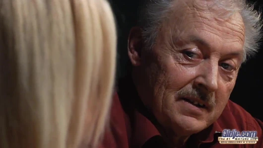 Dik yaşlı adam sikikleri sıcak sarışın genç içinde ona ıslak kedi