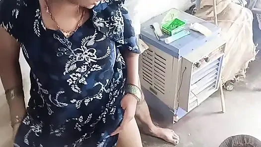 Göt amcık sikiyor yarak emiyor göğüslerini emiyor memeden süt emiyor ve domaltarak yarağa oturuyor ve doğrudan Hintçe seste yatıyor