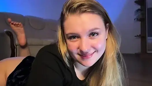 Jucielussie yüzüne oturuyor ve mastürbasyon yapıyor