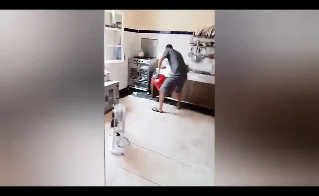 Я попросила помощи моего соседа, а Паида – за его службу, пока мой муж был на работе.