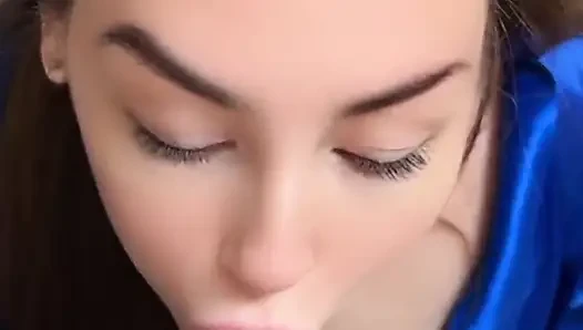 Azgın üvey kız kardeş yarağımı emmeyi seviyor!