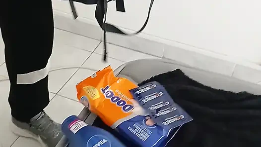 Teslimat yapmaya gittim ve parayı seksle ödedi.