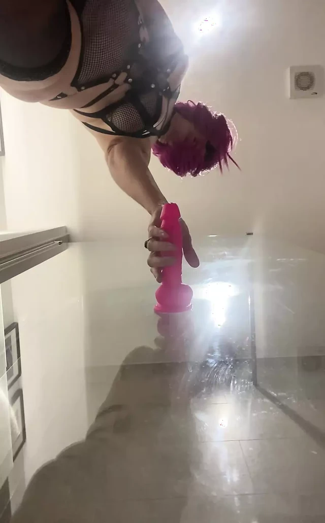 50+ в ванной с ее игрушками