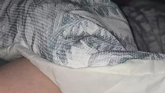 Üvey anne otel odasında mastürbasyon yapıyor ve birinin taşaklarını sıkıyor