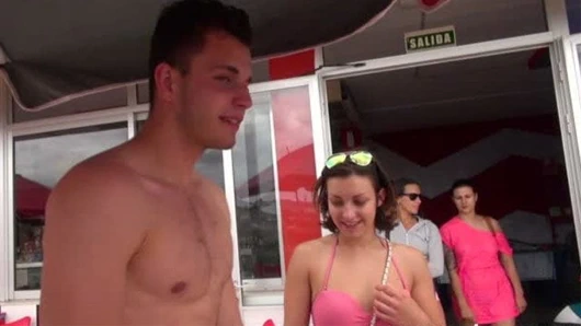 Civciv eve giderken erkeklerle birlikte sonuna kadar gider