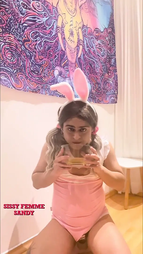 Bekaret kadın kılıklı: kaseye işiyor ve yutuyor (tavşan kıyafeti)