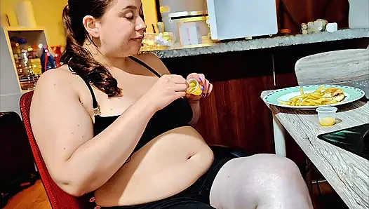 Nicole'ün burger göbek doldurma seansı