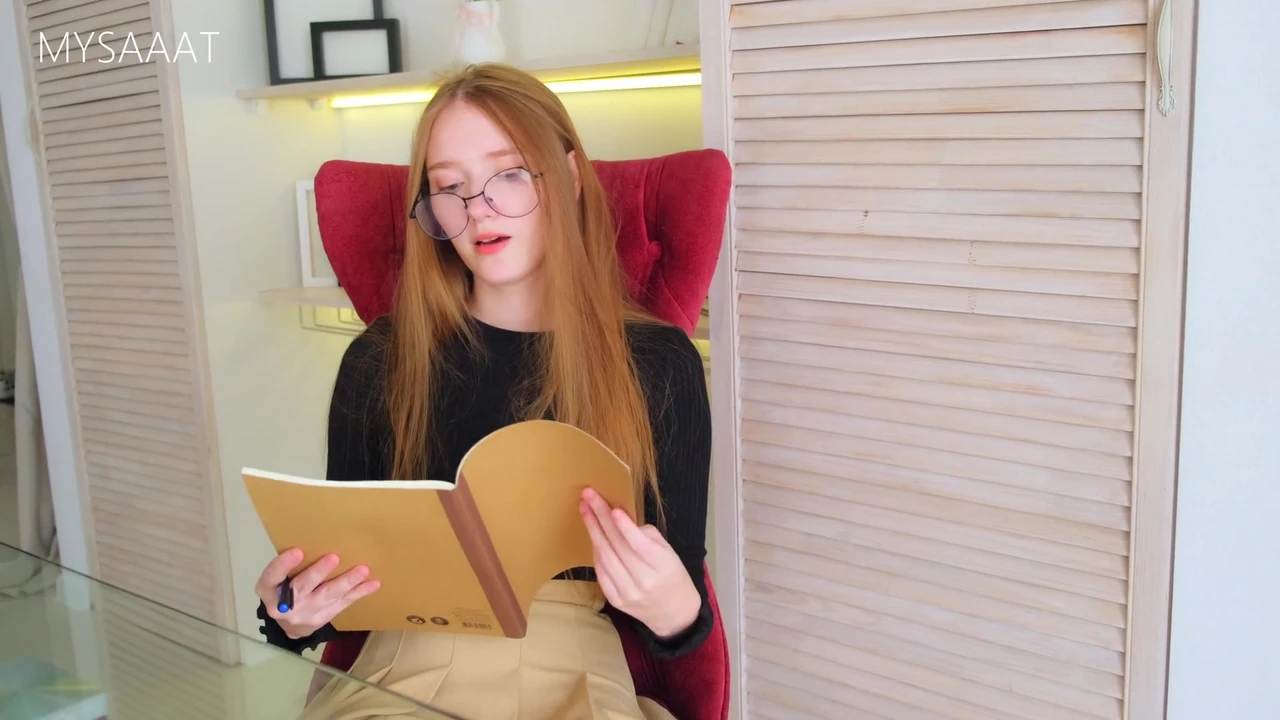 स्टॉकिंग पहनी सुंदर लड़की के साथ सेक्स के साथ मनोवैज्ञानिक की यात्रा समाप्त हुई