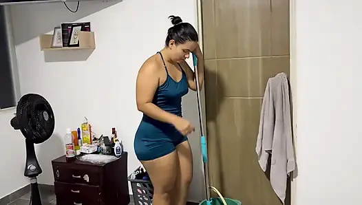 Hizmetçi Zam Istiyor Ve Sütümü Temizlemek Zorunda - Bakiş açisi