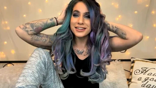 Sanal striptiz oyununda eğlenceli yumruklar ve baştan çıkarıcı gülümsüyor