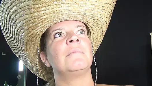 2 genç adam sahne arkasında yaşlı kadını sikiyor