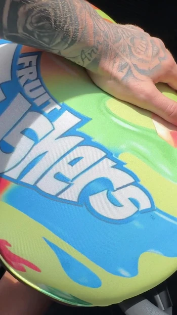 Знаковый момент из "Чернокожую с большой задницей трахают через дыру в ее тугих gusher шортах в ее машине"