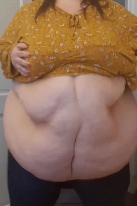 Ssbbw iri güzel kadın göbek sallıyor ve sallıyor