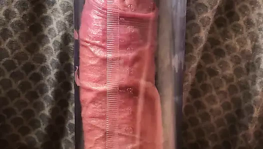 Penis pompasını dolduruyor.