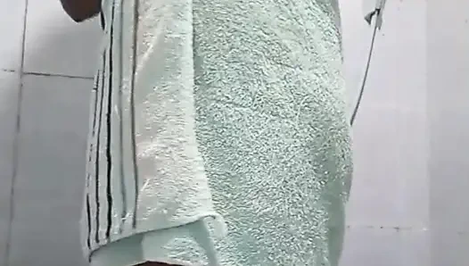 Sri Lankalı kampüs kızı banyo yapıyor