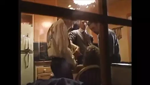 Üç adama hizmet etmek için yapıldı