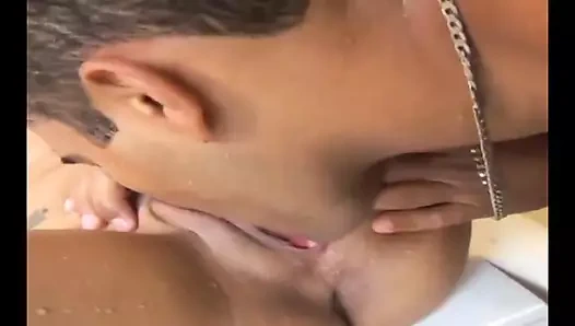 Buharlı duş oyunu: kocası ve baştan çıkarıcı kız spreyin altında çıldırıyor