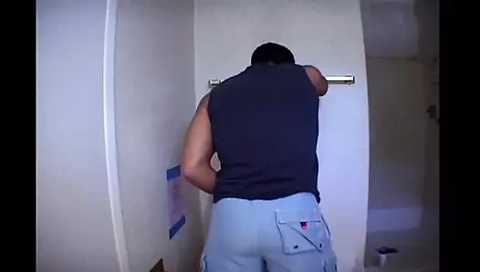 Erkek arkadaşından ayrılır ve iki büyük arar