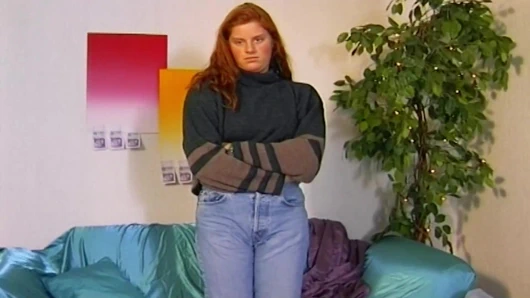 Tombul bir Alman genç kız tıraşlı amcığını gösteriyor