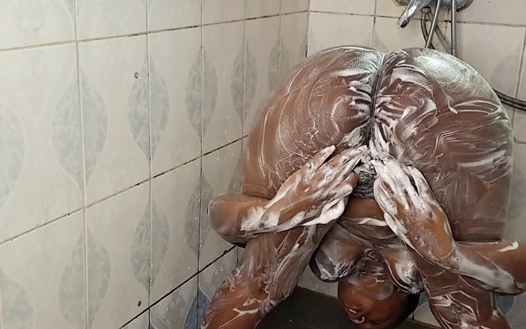 Banyo odasında amına mastürbasyon yapıyor