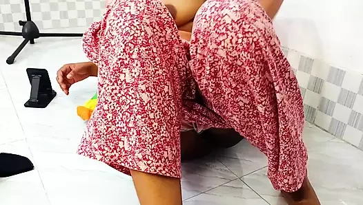 Bengalli güzel ev hanımı komşusunda telefonda seks yapıyor.