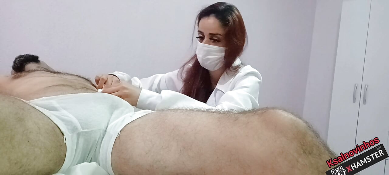 Hemşire ve estetik hastanın ereksiyonını gözlemler