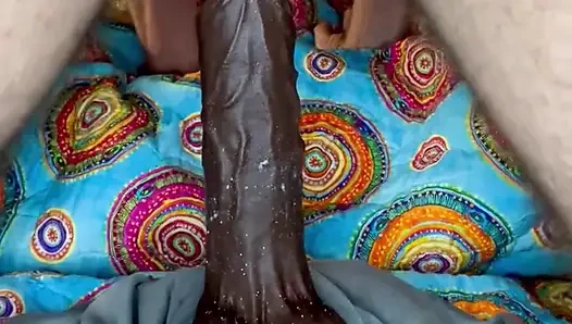 Cspot dildoya biniyor ve gün için güzel bir yüksek sesle ilk orgazm oluyor