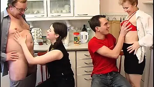 Avrupalı yaşlı çift genç çiftle eş değiştiriyor