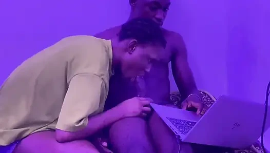 En Iyi Arkadaşımla Oynamaktan Beni Sert Sikiyor