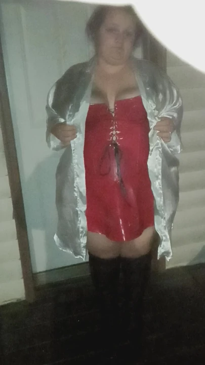 Показываю, что под ним