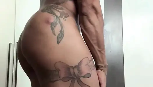 Kaslı orta yaşlı seksi kadının vücudu ateşe atılıyor