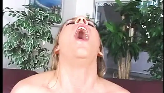 Seksi sarışın hatun ateşli ir sikişten sonra döl yiyor