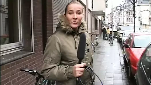 Kocasını sikişmemi filme almama izin veren seks düşkünü ev hanımıyla röportaj!