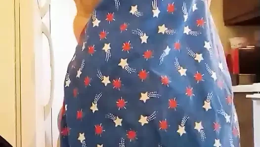 Soyunuyor ve yiyorum