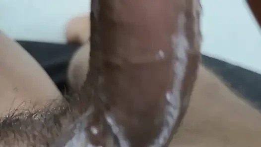 Hintli kız ağzıyla penisi emdi ve suyu çıkardı.