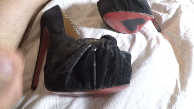 Siyah süet platformların her yerinde Precum