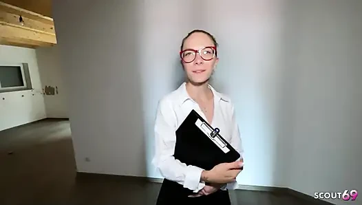 La nerd tedesca dell'agente immobiliare dà un servizio extra al cliente