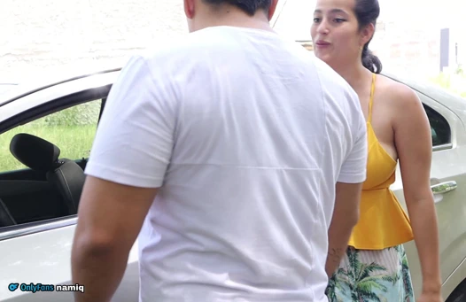 Tamirci ıssız bir yerde mahsur kalan evli kadını sikiyor