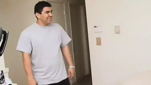 Melek flört horoz emmek seviyor ve cum büyük bir yük alır.